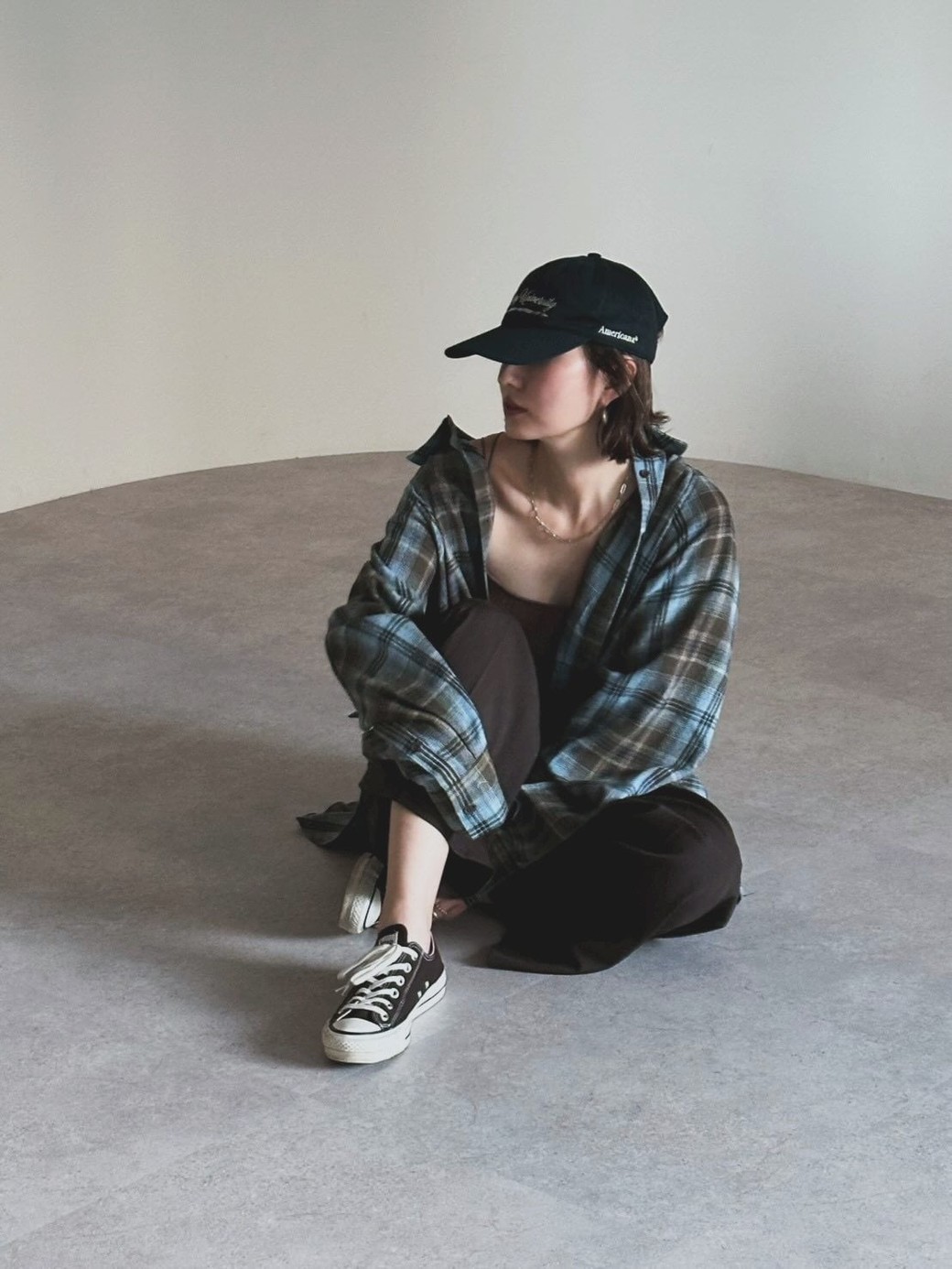 ダークな色味でまとめて、ラフでも落ち着いた雰囲気に。