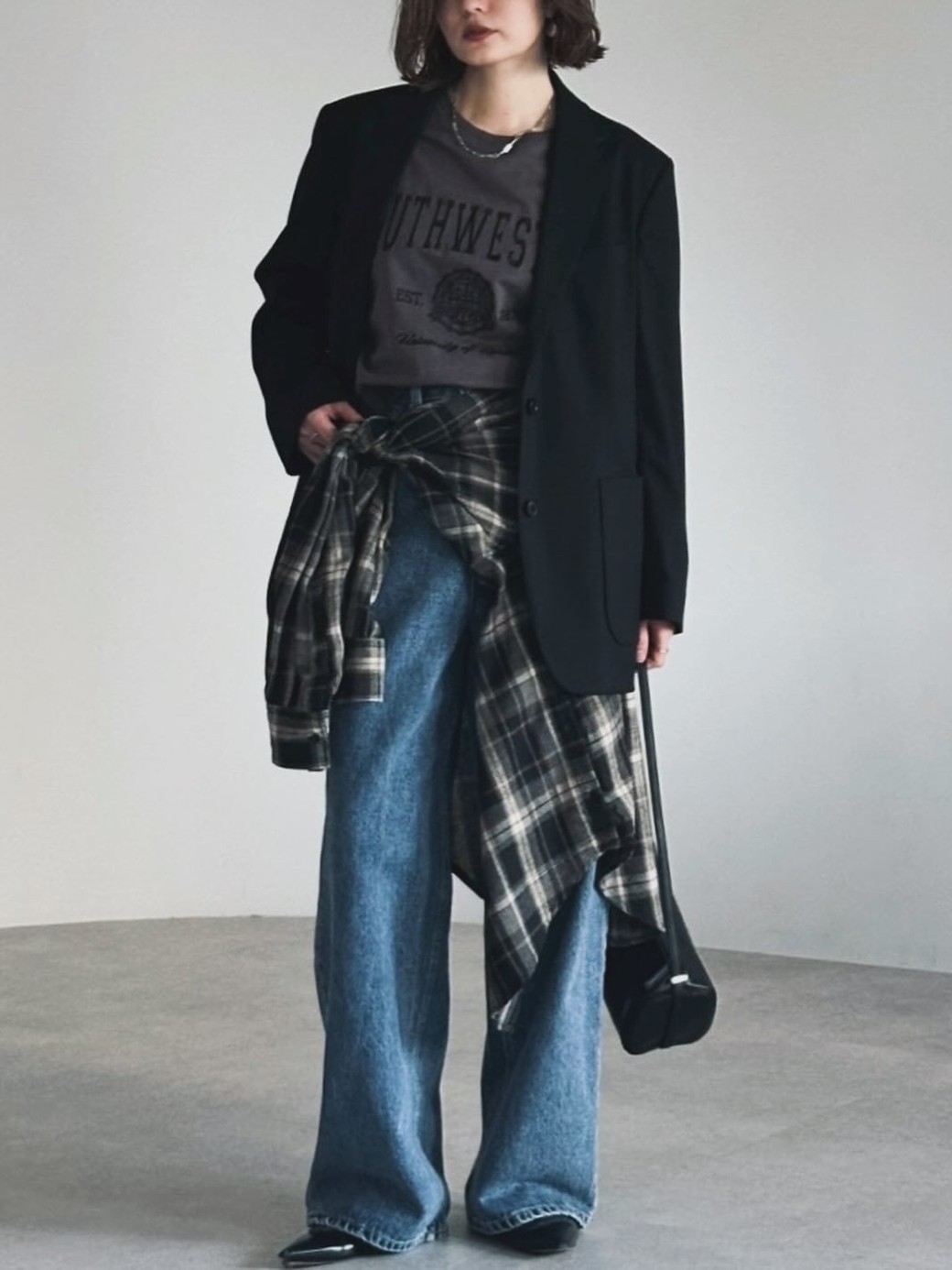 腰巻きチェックシャツが装いのアクセントに。