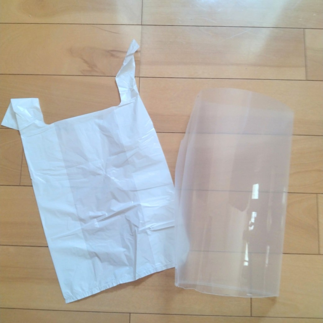 丸めたクリアファイルと袋
