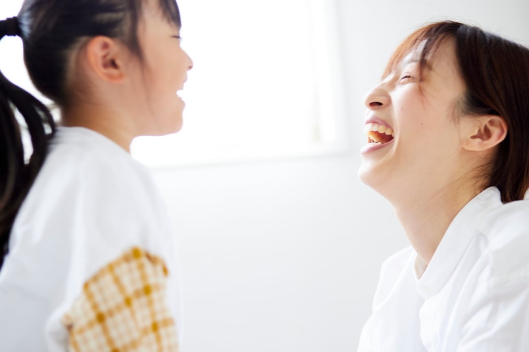笑い合う親子