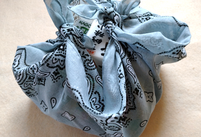 2つの結び目を合わせて持つ