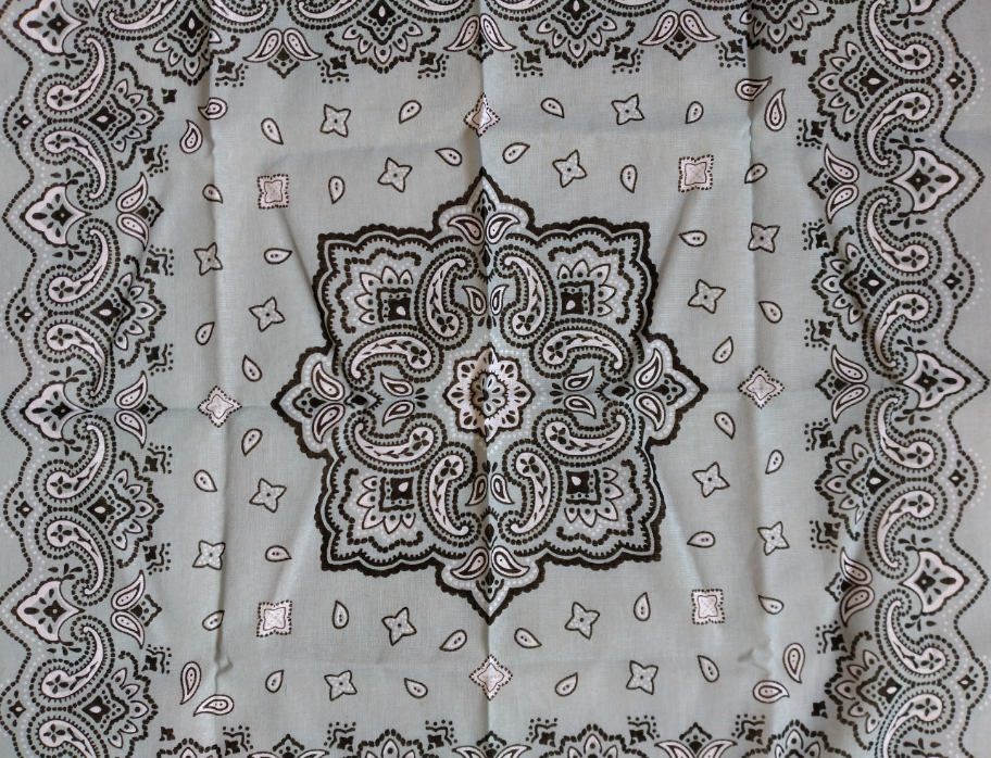 ハンカチを広げる