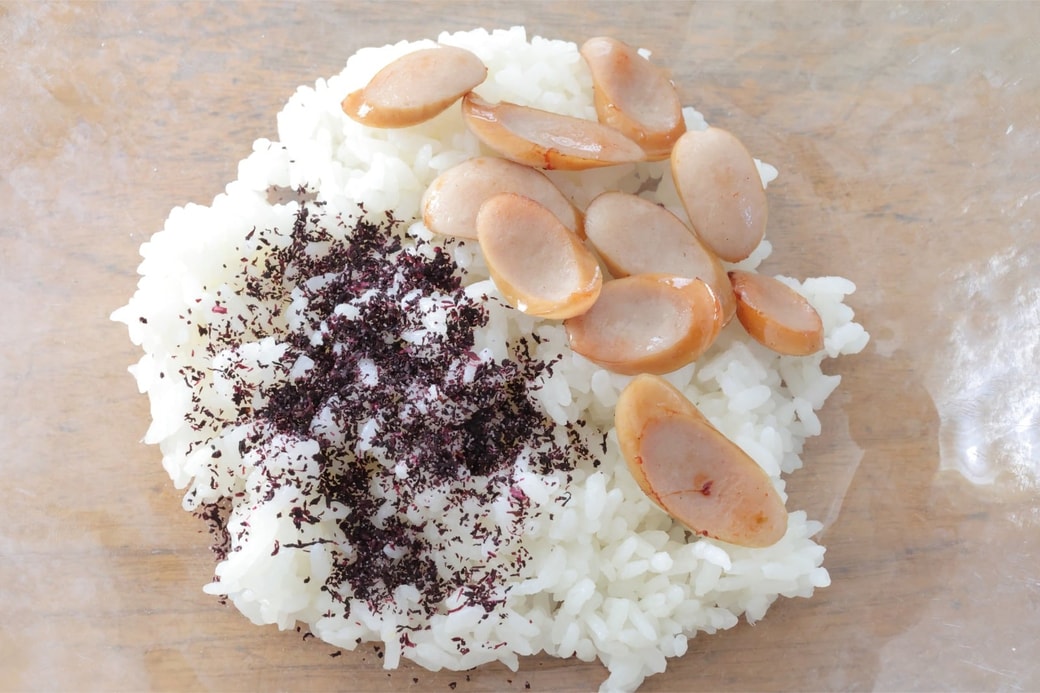 「ゆかりとウインナーのおにぎり」