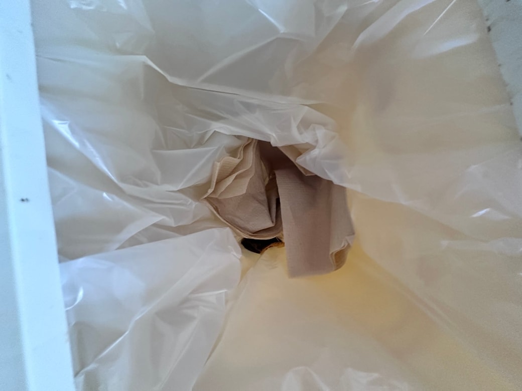 ゴミ袋の底にキッチンペーパーをセットする