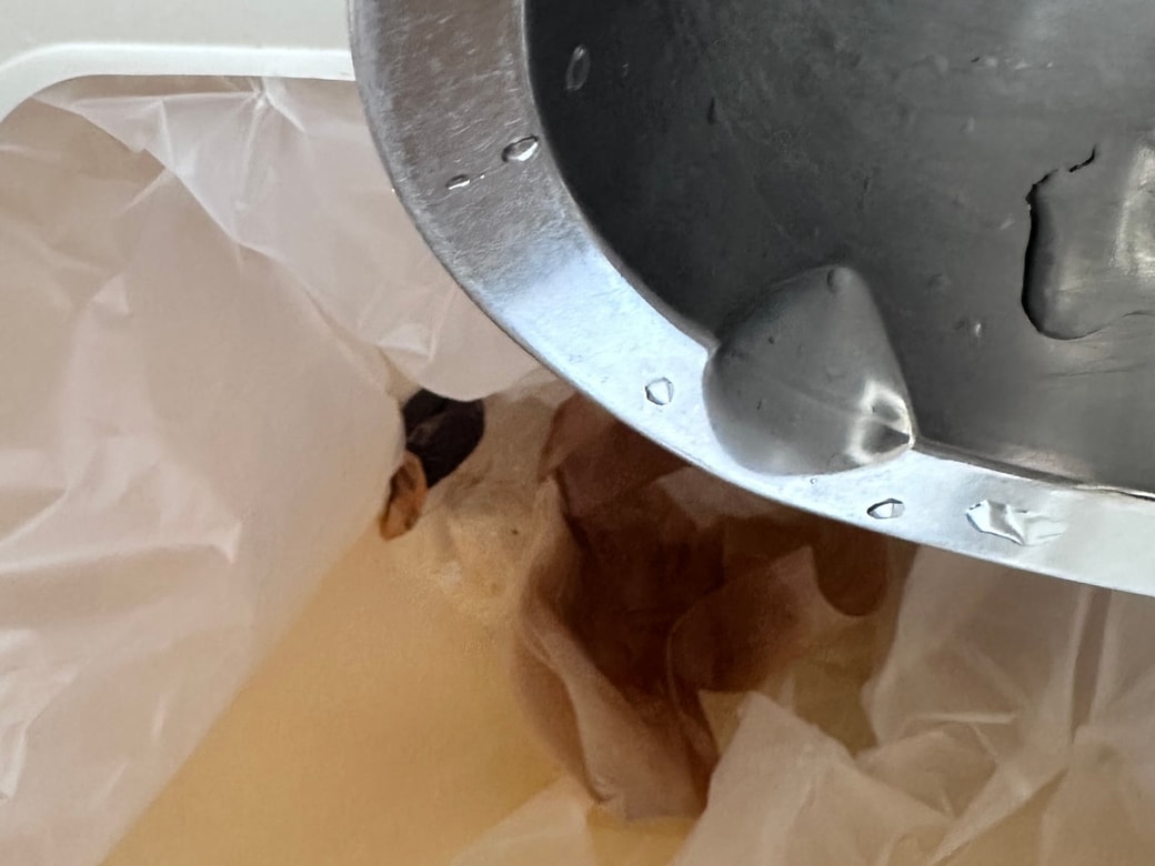 キッチンペーパーに酢水を染み込ませる