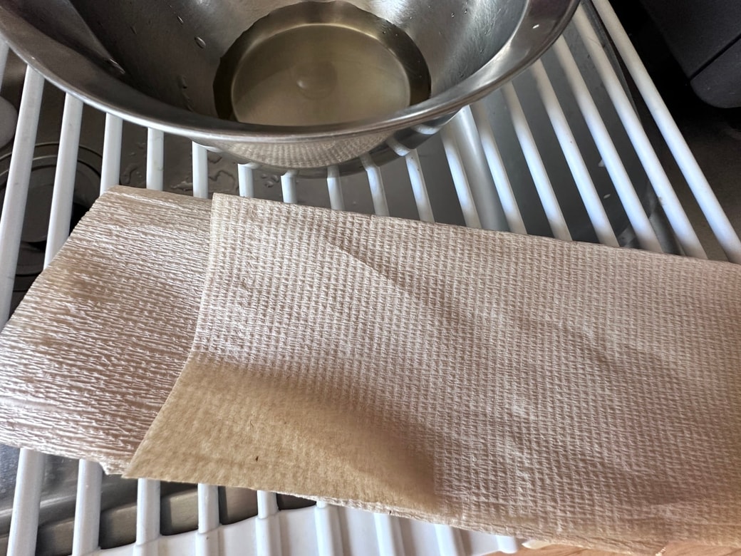 ボウルに入った酢とキッチンペーパー