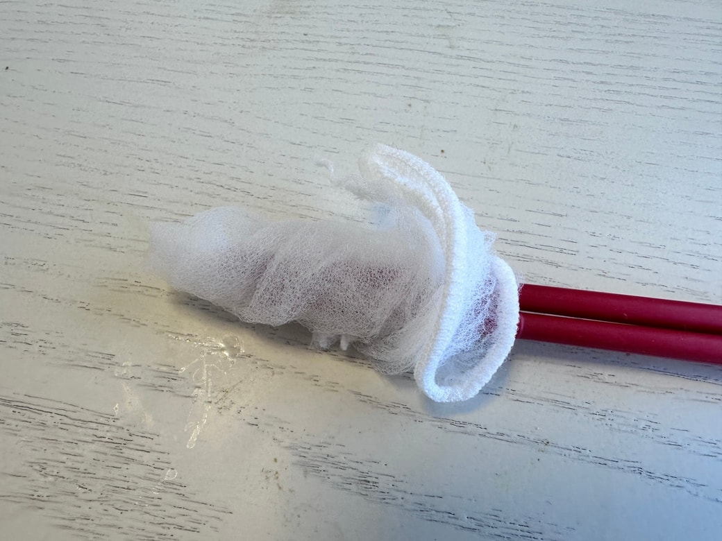 菜箸の先に水切りネットを巻き付ける