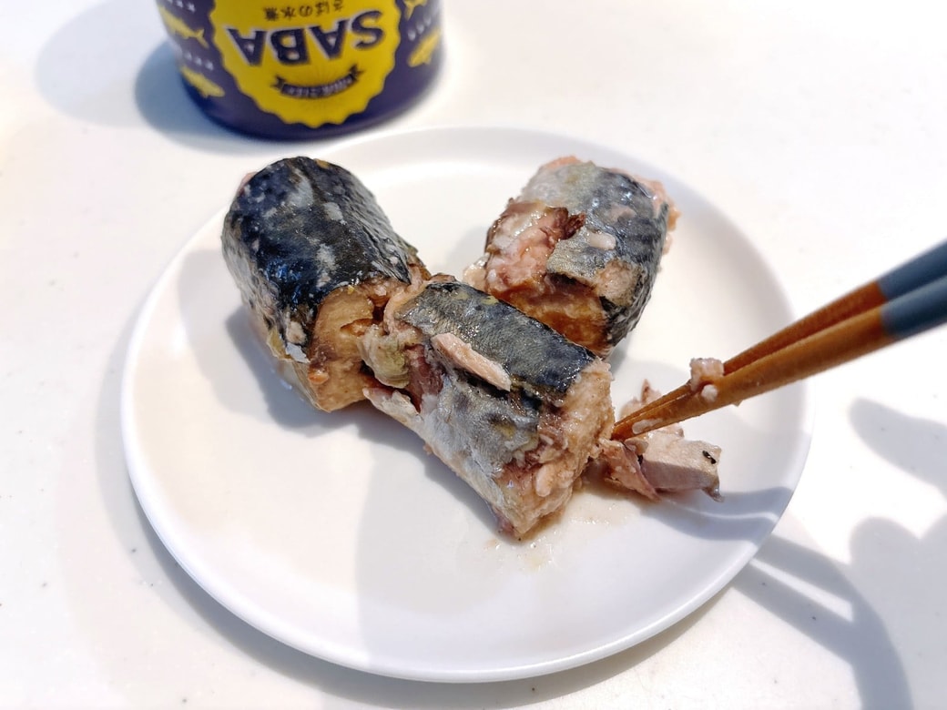 さばの身を取り出す