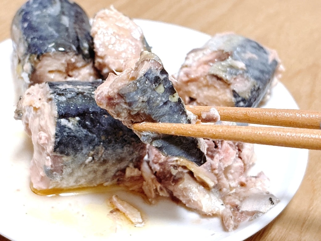 お好みでさばの身をほぐしながら食べても