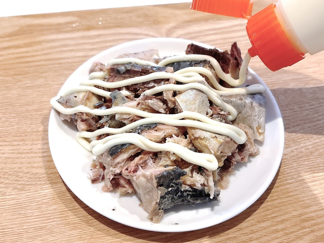 さばの身にマヨネーズと小ねぎをのせる