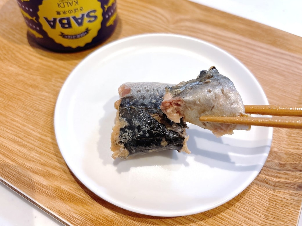 さば缶の身を取り出す