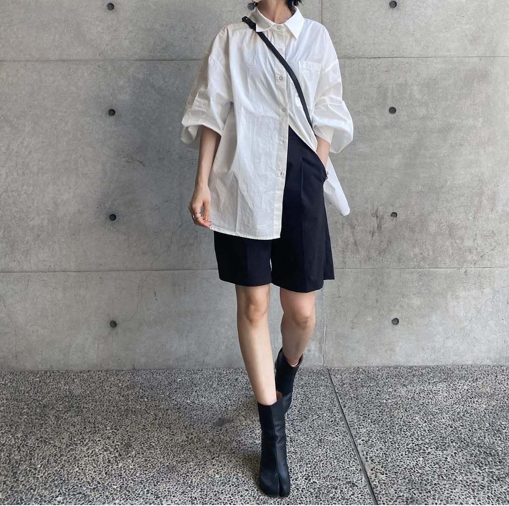 ショート丈ボトムス合わせも、モノトーンなら大人っぽくきまる。