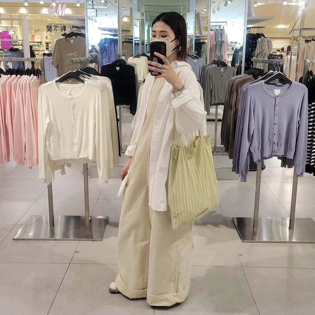 ふんわりと白シャツをまとって春らしくコーディネート。