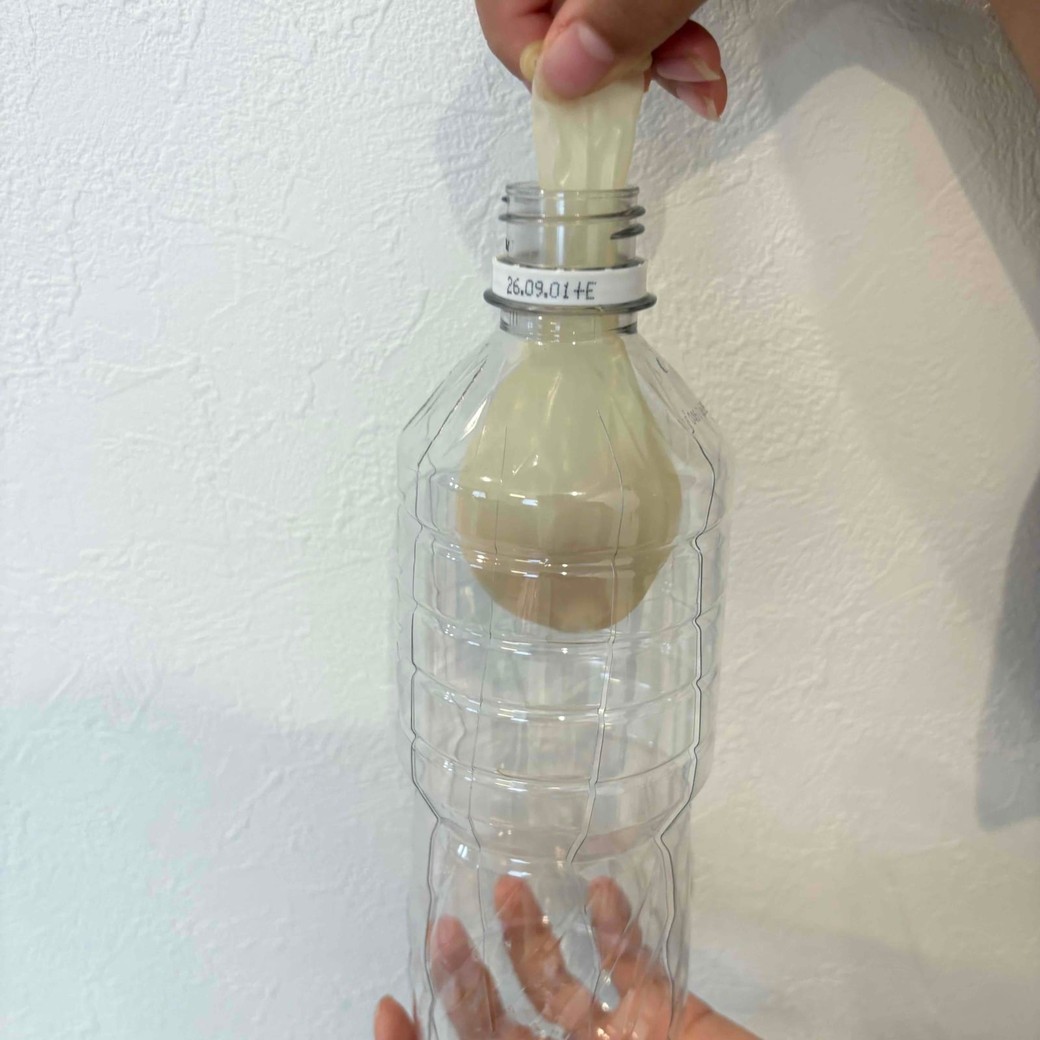 ペットボトルに風船を入れているところ