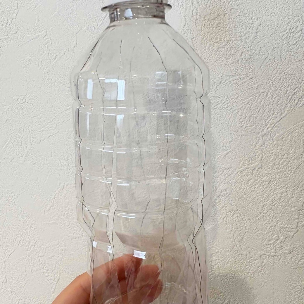 ペットボトルに切れ込みを入れたところ