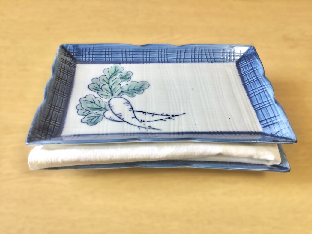 手ぬぐいをお皿に敷く