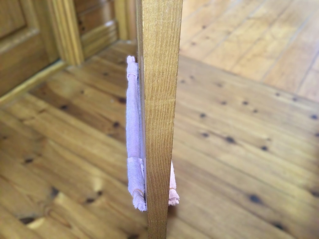 タオルをドアの下に敷く