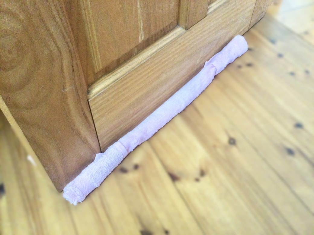 タオルをドアの下に敷く