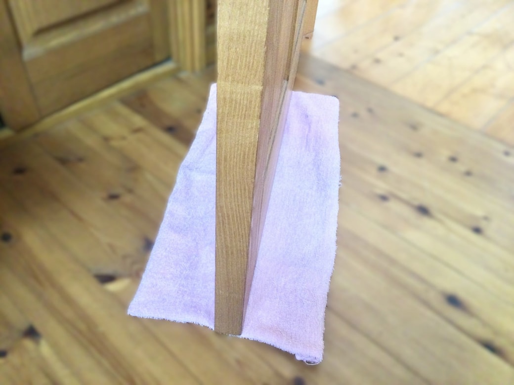 タオルをドアの下に敷く