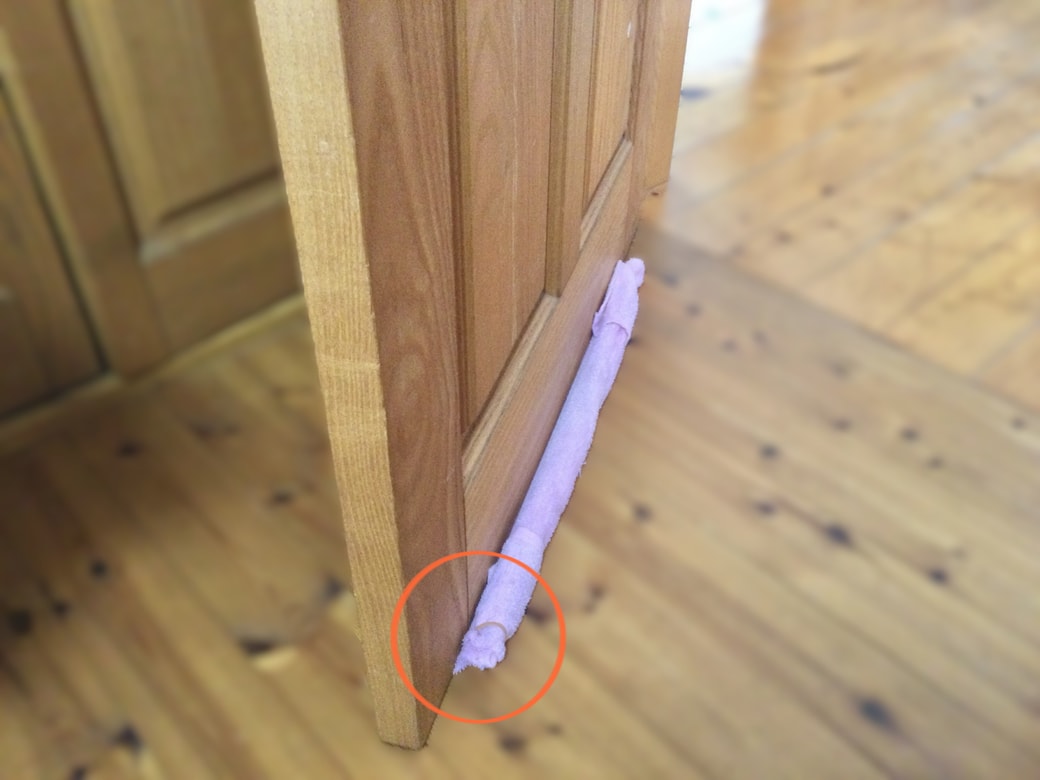 タオルをドアの下に敷く