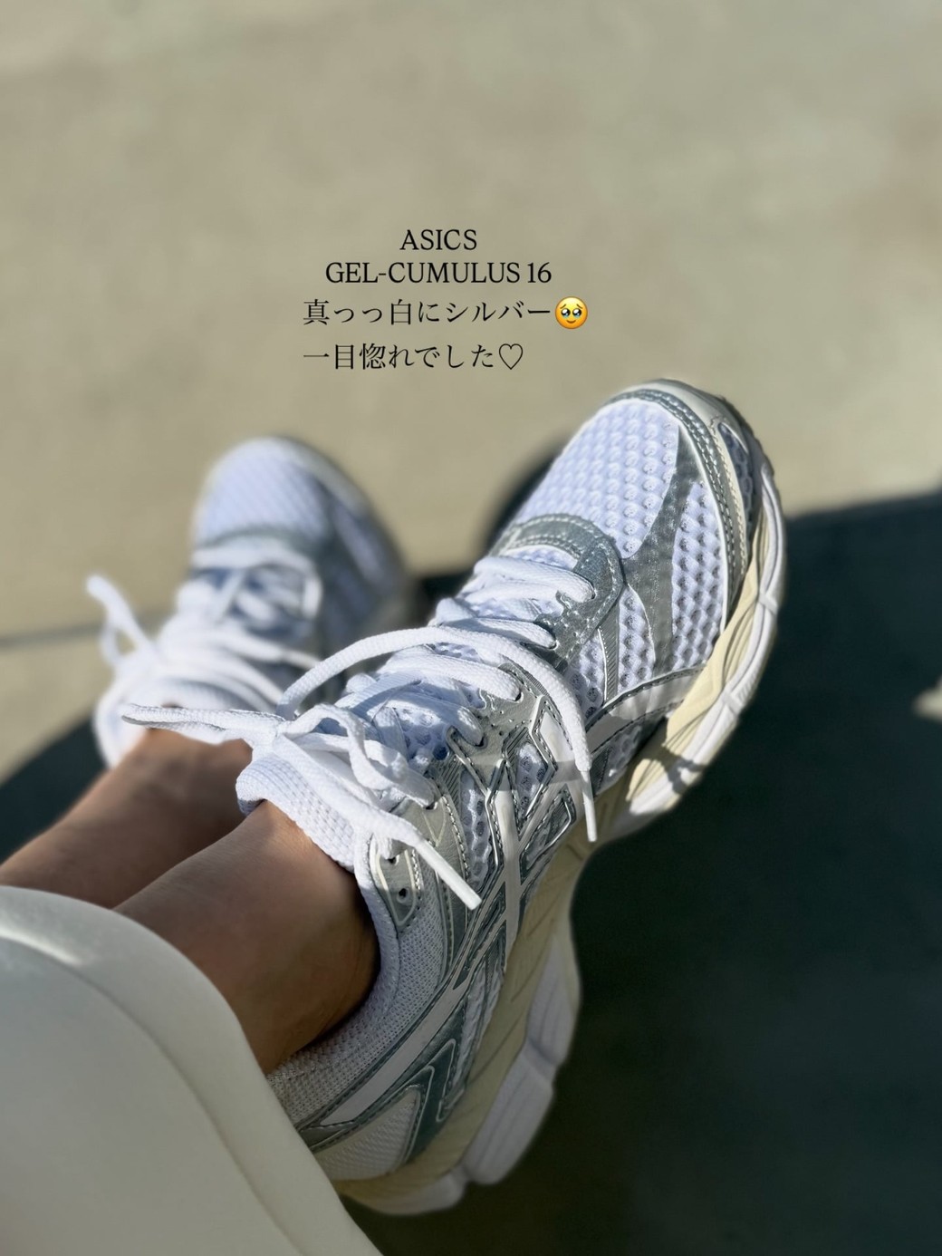 白×シルバーのスニーカーは春コーデにぴったり。