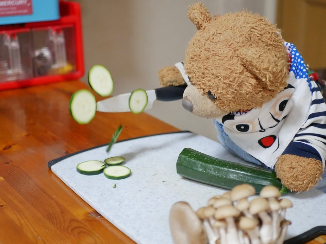 ズッキーニを切るくまくん