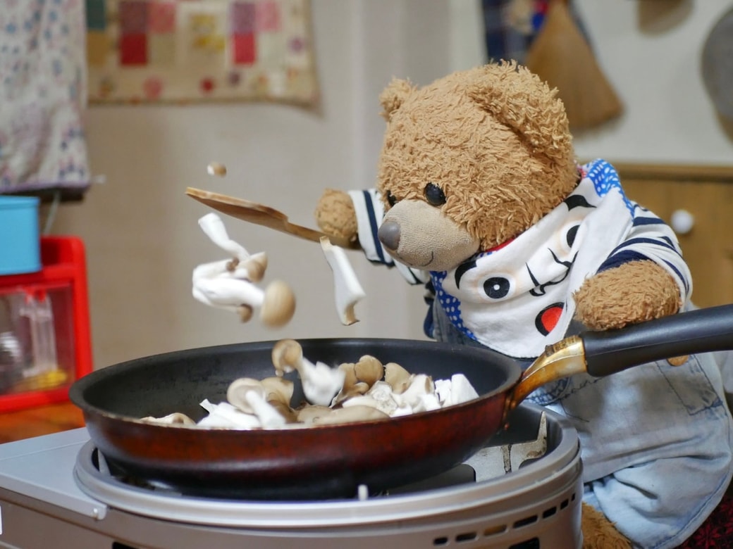 きのこを炒める