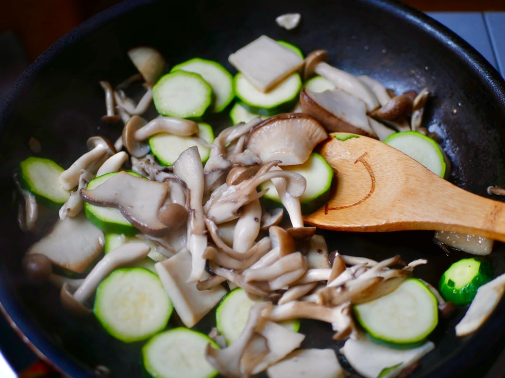 ズッキーニを加えて炒める