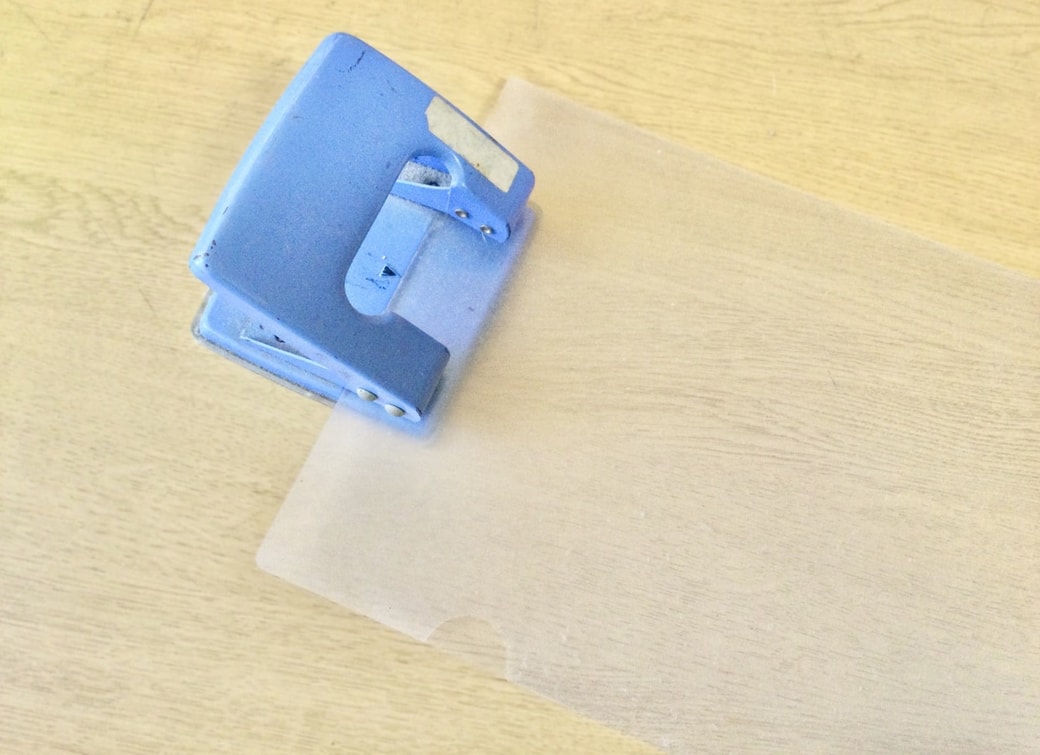 クリアファイルに穴をあける