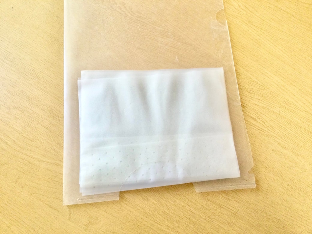 クリアファイルにゴミ袋を入れる