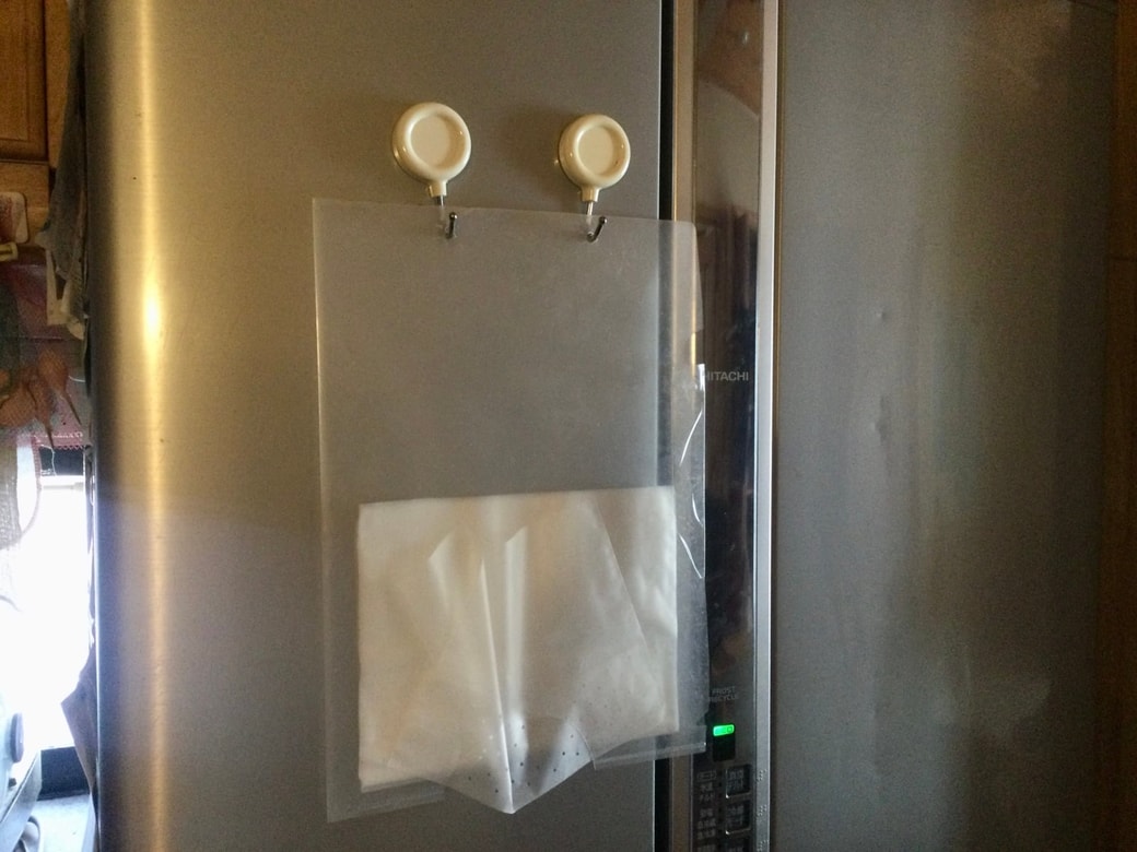 クリアファイルにゴミ袋を入れる