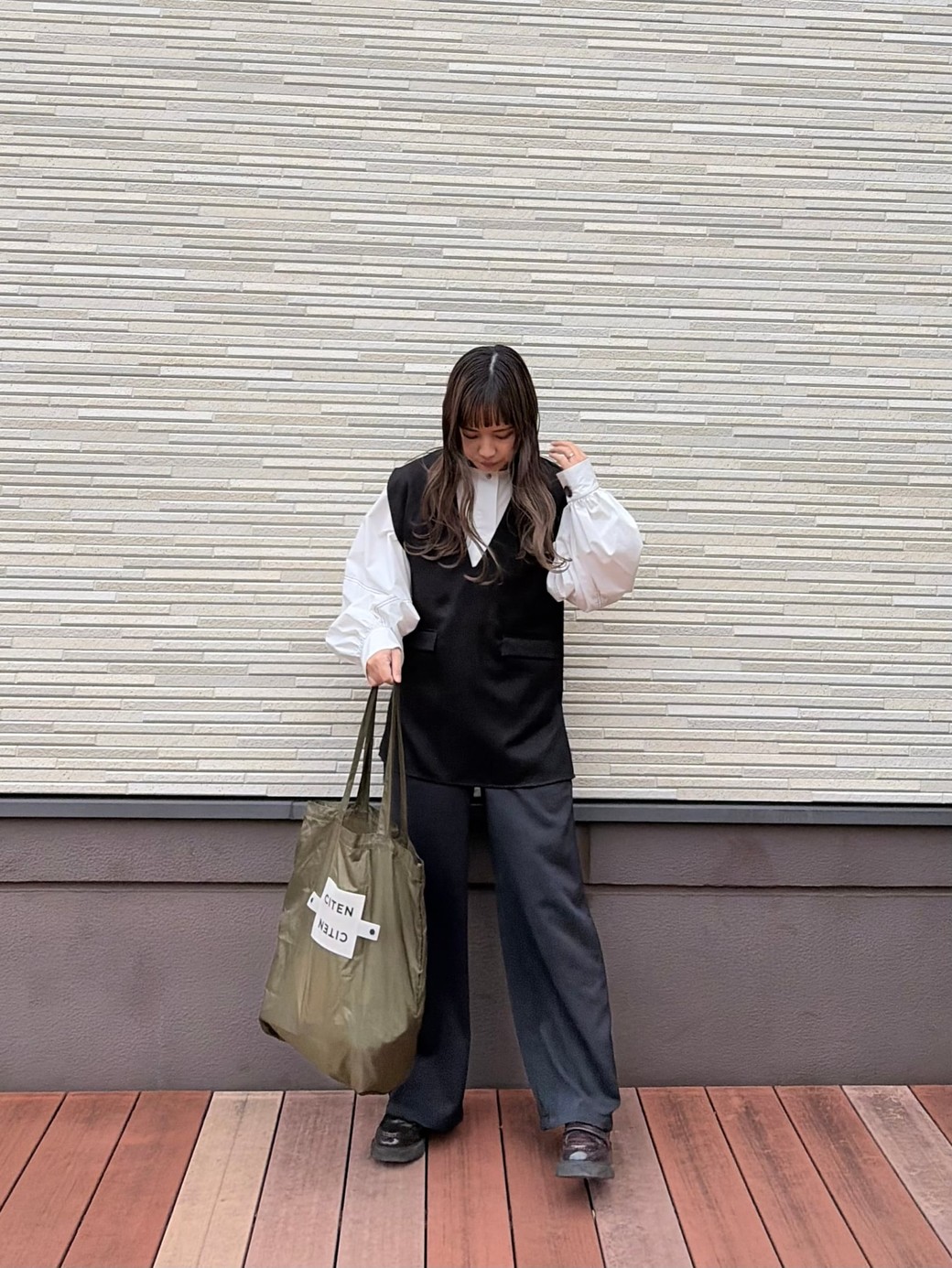 ジレを合わせて旬の雰囲気に。