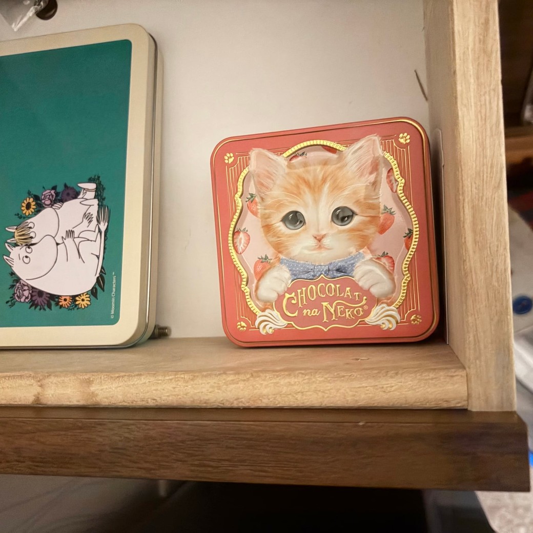 引き出しに缶を入れているところ