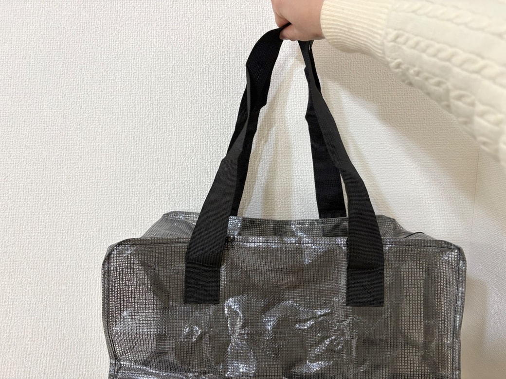 持ち手付きで肩に掛けやすい