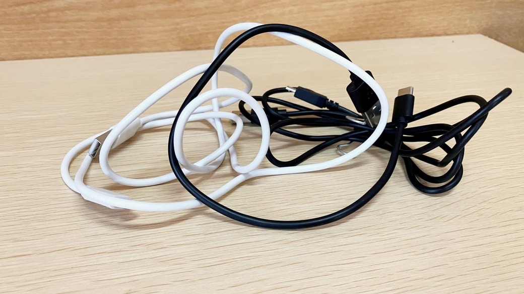 ごちゃついたコード類