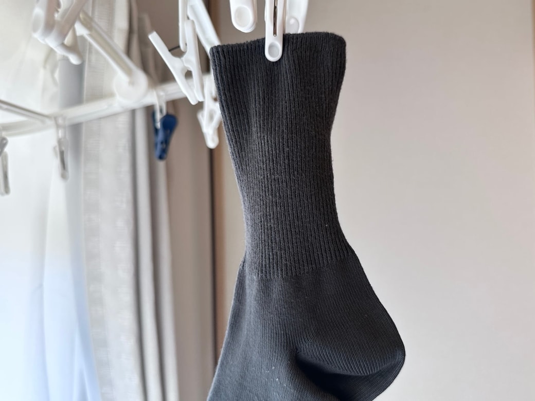 トイレットペーパーの芯を入れた靴下を干した