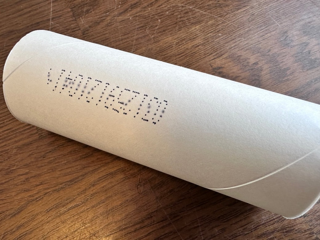 靴下から取り出したトイレットペーパーの芯