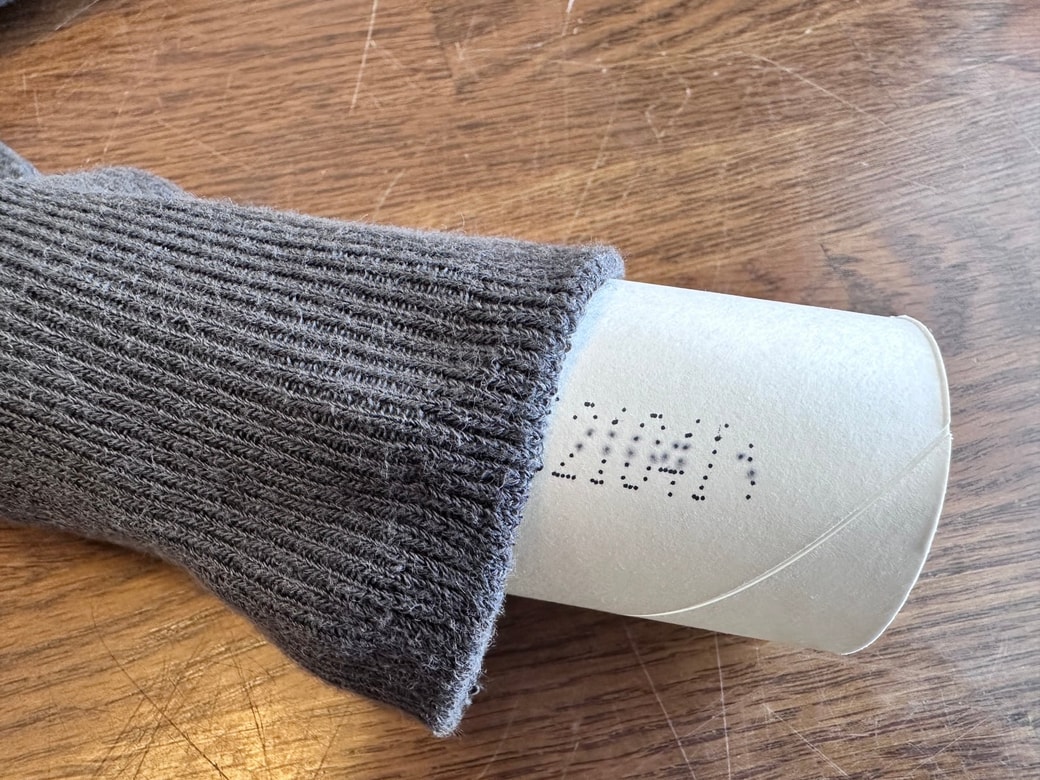 靴下の中にトイレットペーパーの芯を入れる