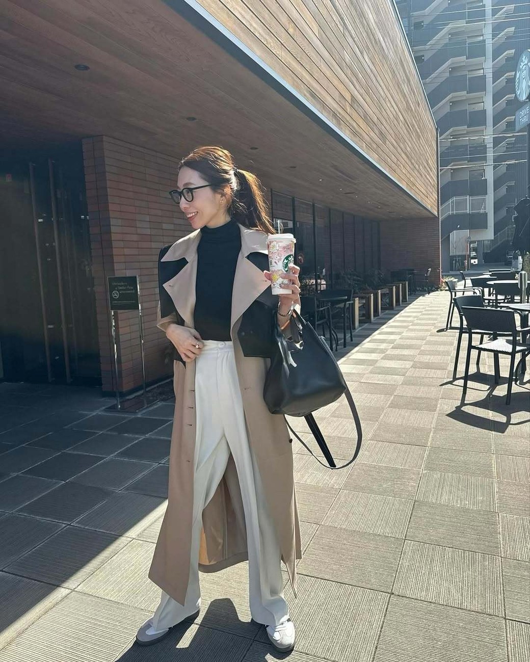 すっきり見えしつつ、知的な雰囲気に仕上がるシンプルコーデ。