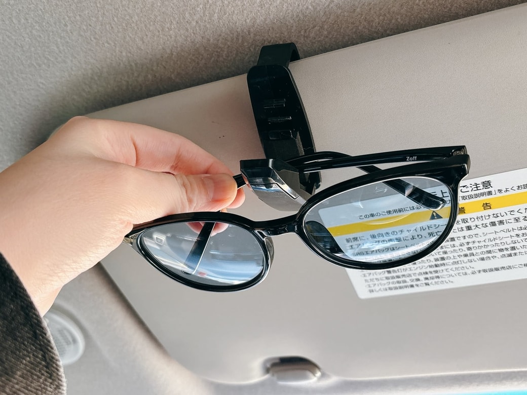 サングラスをかける