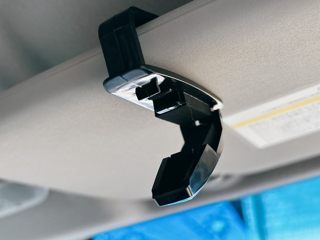 手前のクリップ部分にサングラスを取り付ける