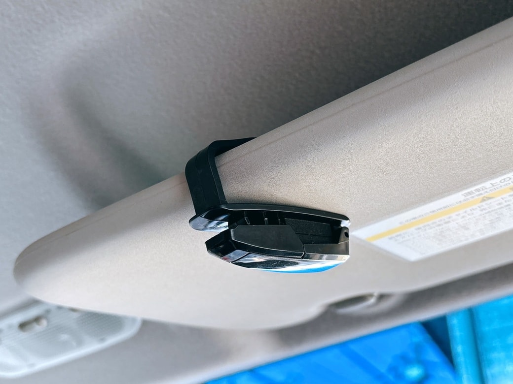 クリップ部分を開いて取り付ける