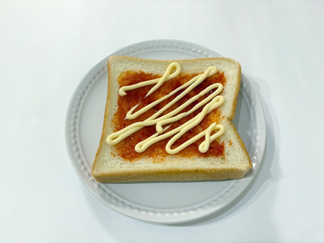 食パンにコチュジャンを塗ってマヨネーズをかける