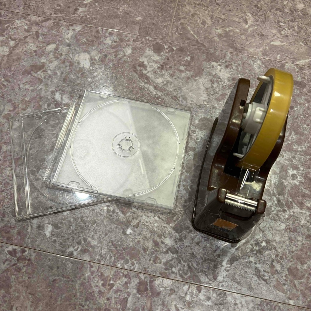 CDケースとセロハンテープの写真