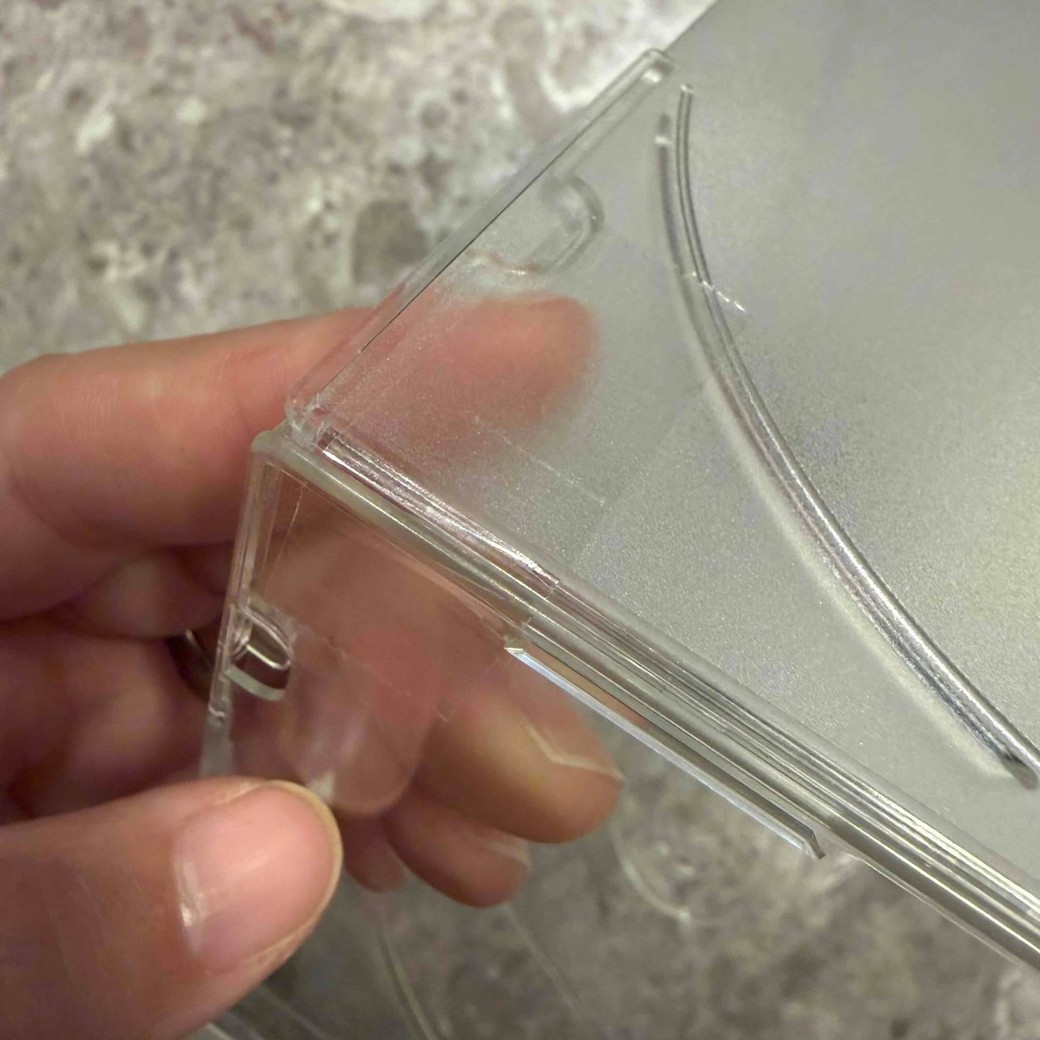 CDケースをテープでとめているところ