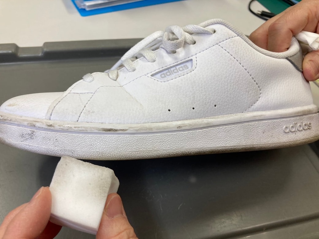 スニーカーのラバー部分