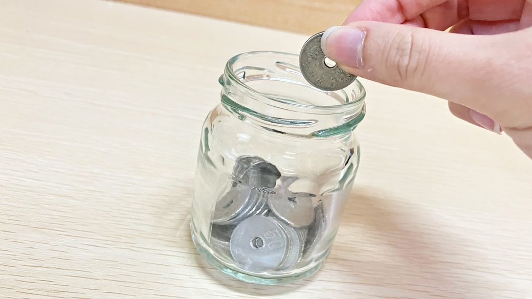 小銭を入れたジャムの空き瓶