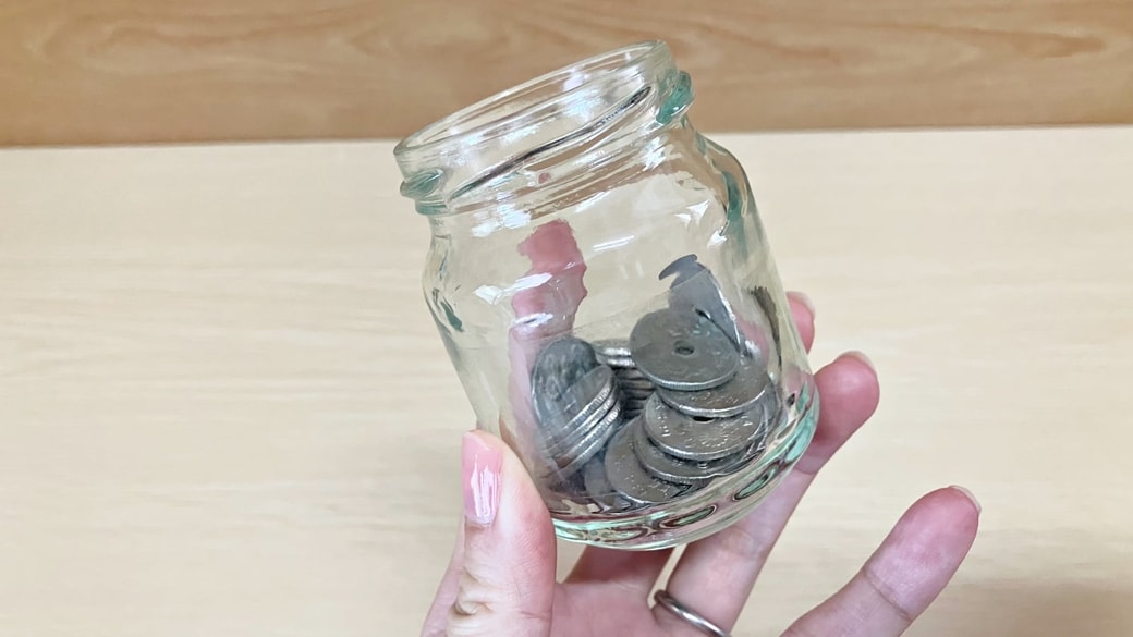 小銭を入れたジャムの空き瓶
