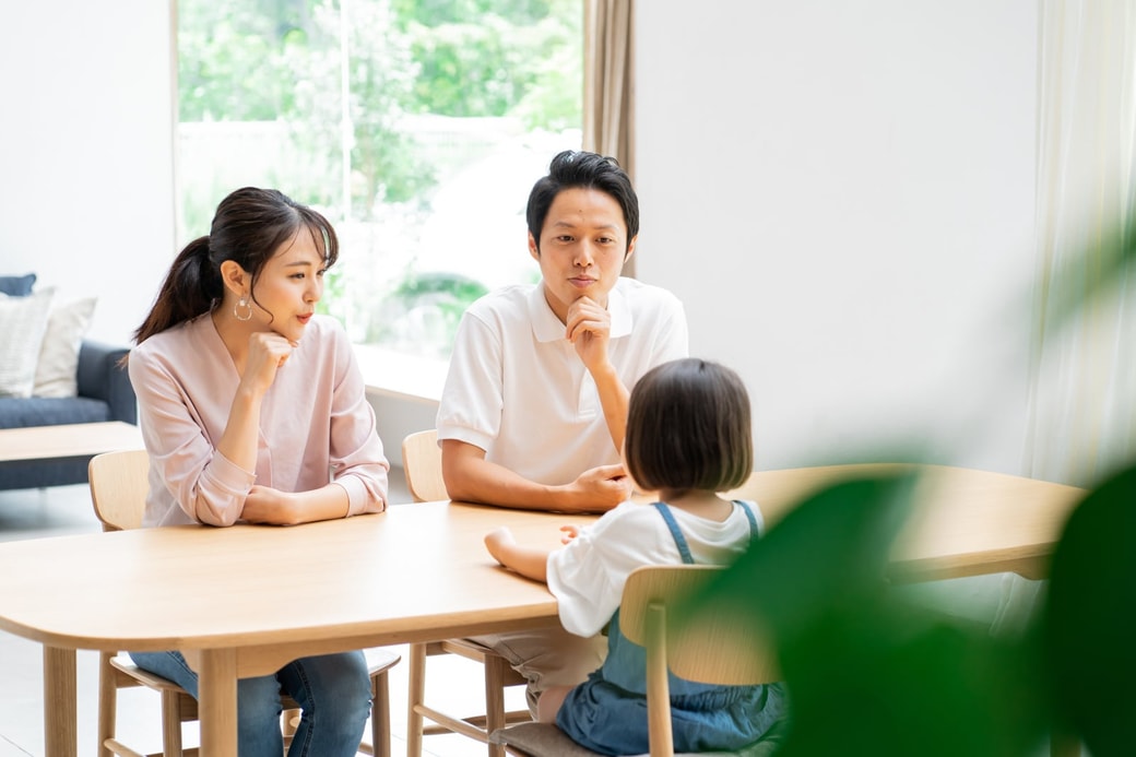 話し合う親子