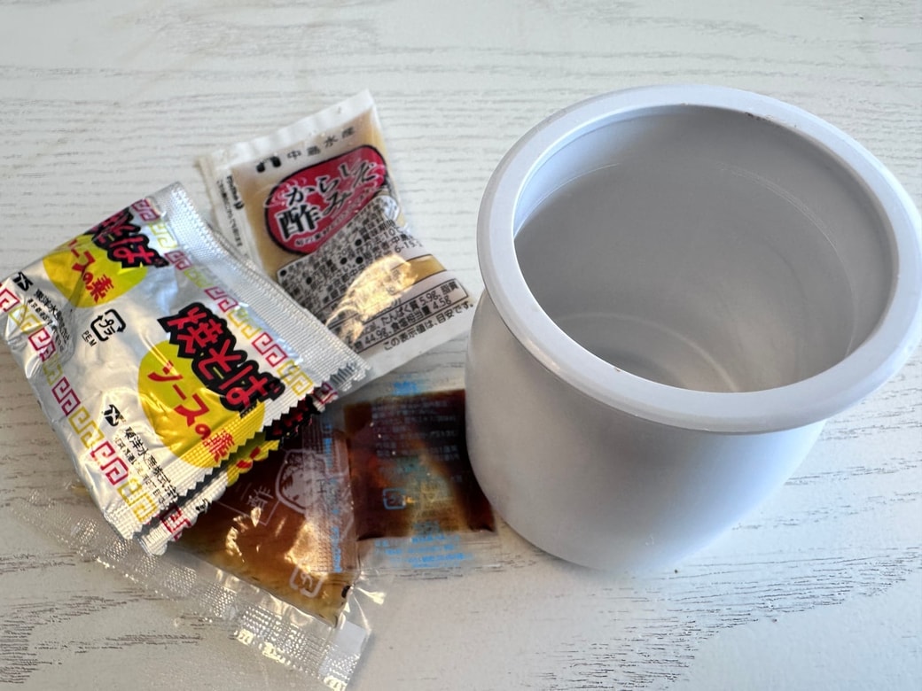 余ったタレなどを容器に入れておく